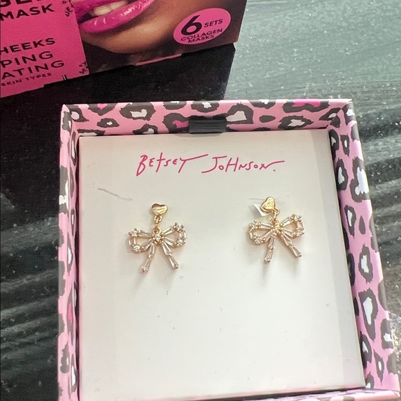 Betsey Johnson Earring, Facial wipes and eye/cheek mask - Picture 3 of 7